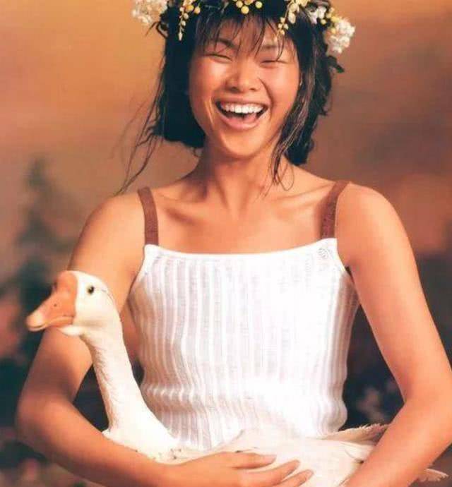 因为矫正驼背,吕燕报了一个培训班,却被老师带入了模特圈.