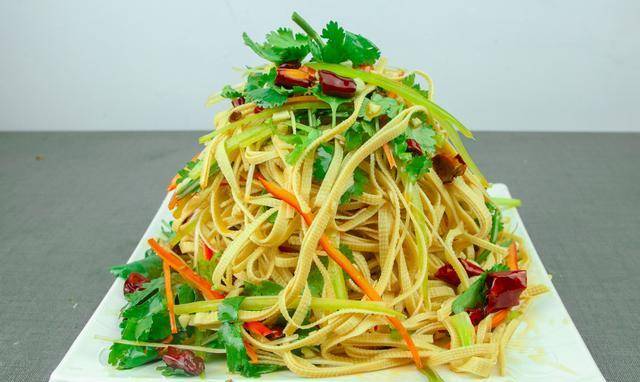 大厨教你一道凉拌豆腐丝,香辣过瘾好弹嫩,夏天专属的下饭菜