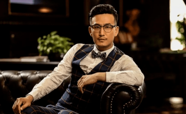 原创 他把弟弟意外带入演艺圈,如今弟弟走红全国,自己却不温不火