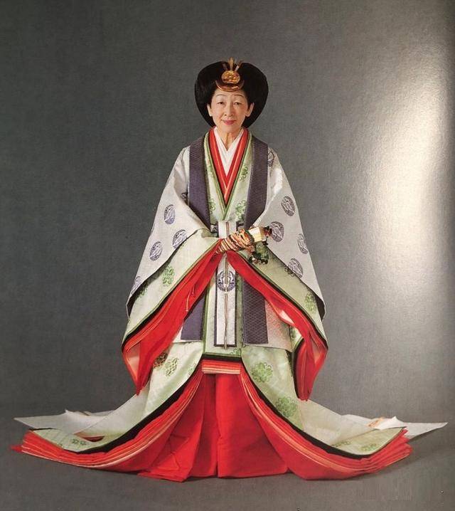 原创 日本上皇后美智子:因平民身份被婆婆逼流产,晚年拒绝与明仁合葬