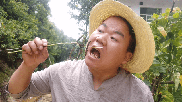 农村小伙真有才,房上的瓦煎四季豆,做出来能吃吗