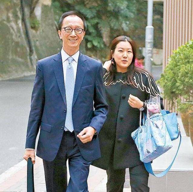 近日,伏明霞和老公一起现身街头,两人在街头手挽手一起逛街,看
