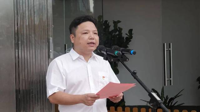 市委常委,秘书长张琳光参加揭牌仪式,副市长谢毅泰