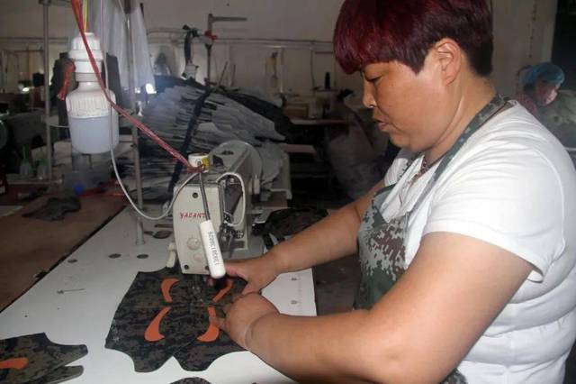 能力的贫困户和10名家境一般的村民聚拢到一起,开 始为制鞋厂加工鞋帮