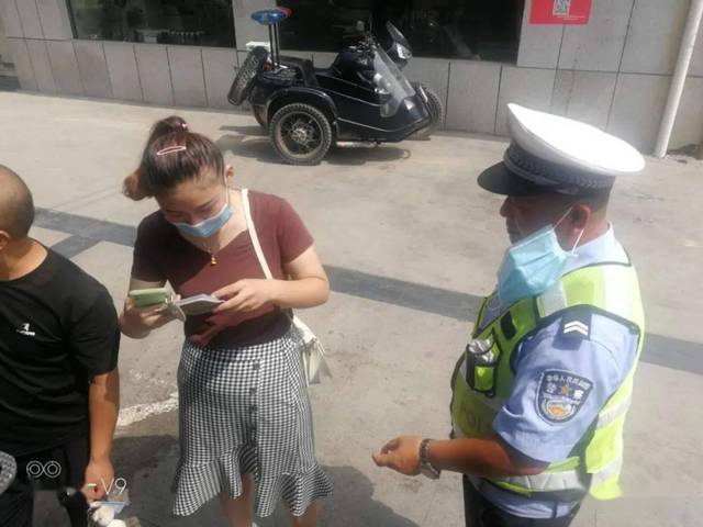 成武县公安局交警大队城区中队民警在三联岗执勤