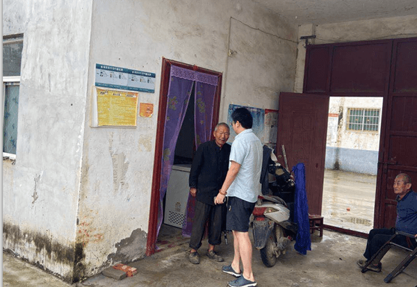 遂平縣褚堂街道:冒雨走訪貧困戶排查民憂暖人心