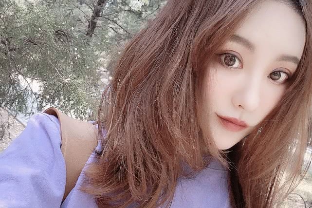 沈腾姐姐沈娜秀近照,超精致v脸和丰满曲线,网友:更像沈腾妹妹 一街拍1