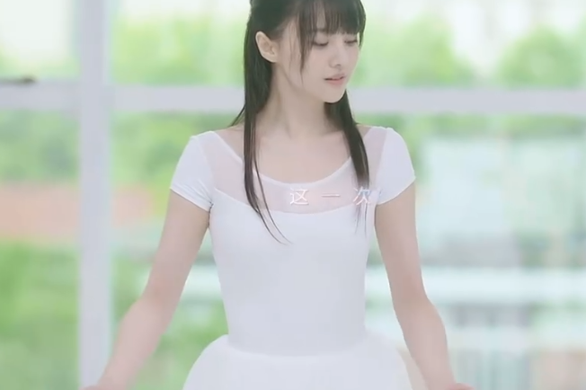 原创 郑爽穿牛奶裙跳"芭蕾舞",缓缓蹲下的那一刻,像落入凡间的仙女