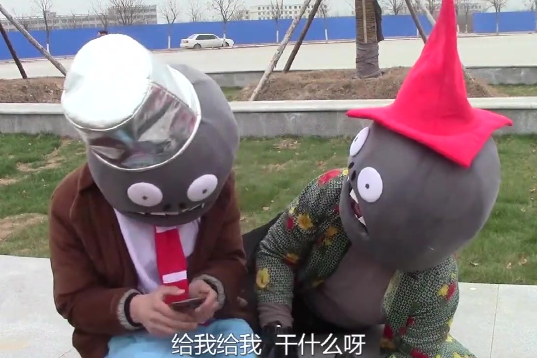 铁桶僵尸痴迷手机导致视力下降,红帽僵尸出招救治,两人握手言和