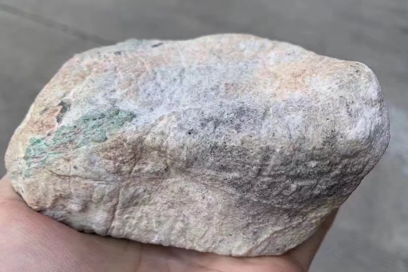 莫西沙的翡翠原石白岩沙皮玻璃种打灯下十分耀眼