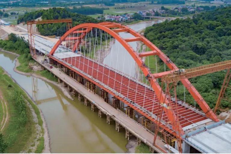 桥面已铺设21块桥面板黄石海洲大道北延项目沙湖大桥全长220米柳林说