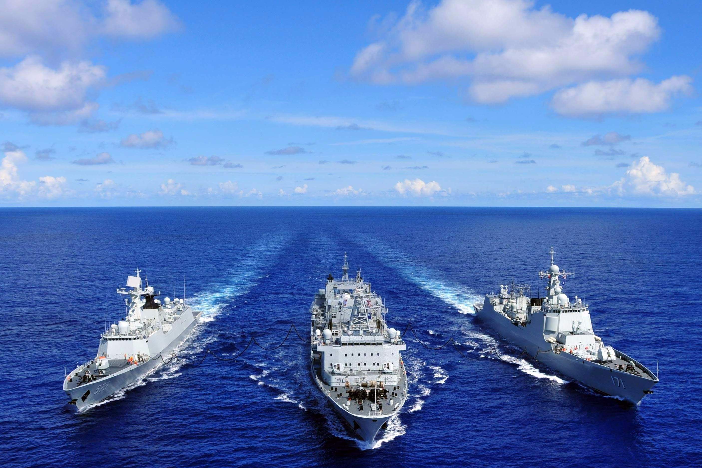 美军舰公海拦截委内瑞拉船只美军特种兵持枪登船翻箱倒柜搜查