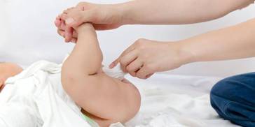 因为屁股上起的小鼓包，宝宝的肛门被开了两次刀