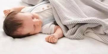 大降温后，别让孩子这样睡觉了！耽误发育！