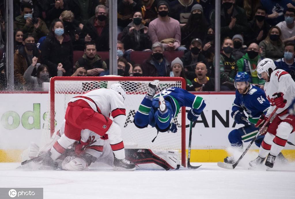 卡罗来纳飓风队成立于1972年的冰球队,其前身是新英格兰捕鲸人队