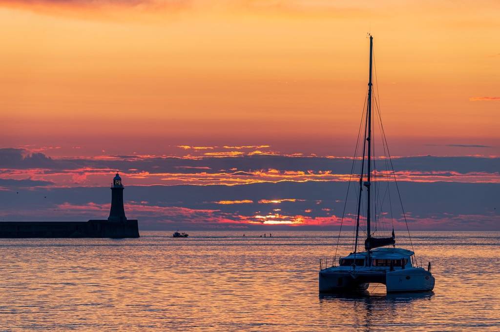 英国泰恩茅斯在日出时缓缓驶进港口