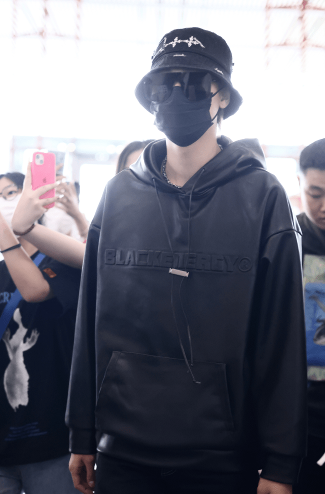 秦霄贤全黑装扮有点酷 大黑超显得科技感满满-搜狐大视野-搜狐新闻