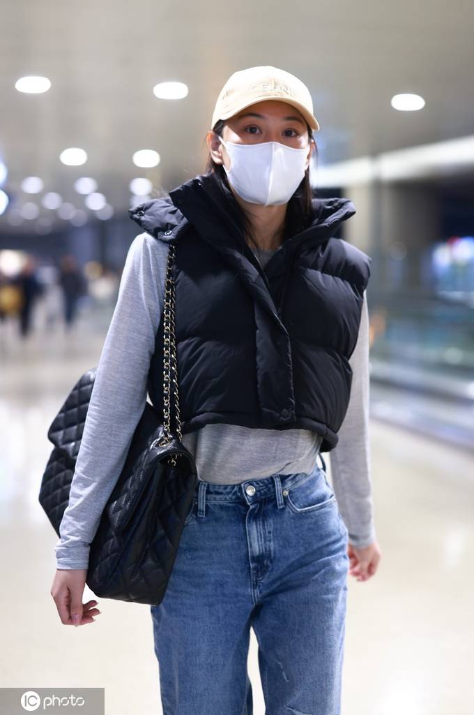 张馨予现身上海机场休闲装扮简约舒适