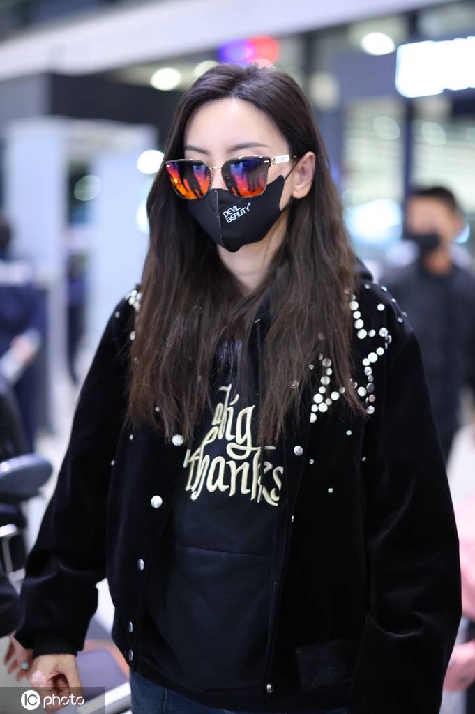 于文文现身上海机场时尚穿搭酷飒利落