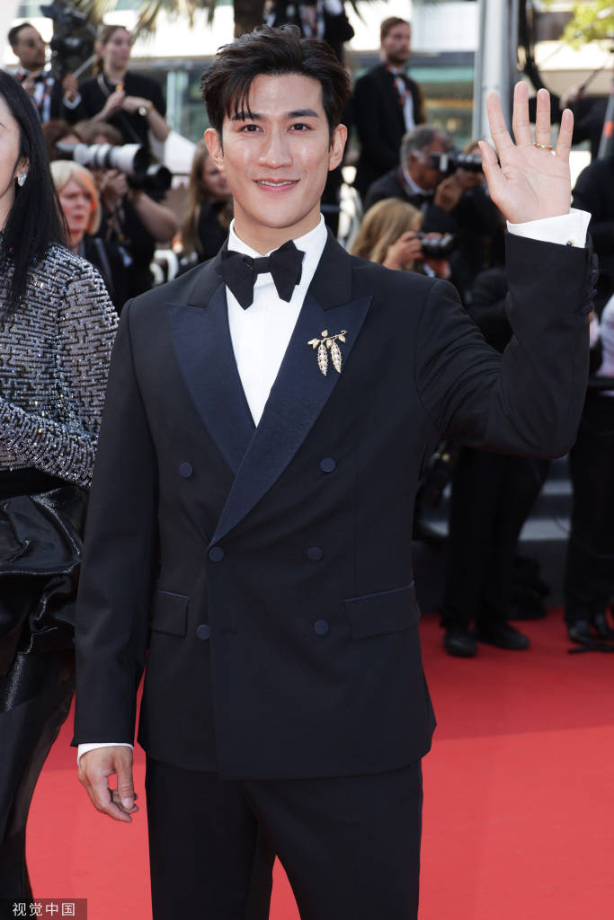 李治廷西装造型亮相戛纳红毯风度翩翩贵公子范儿