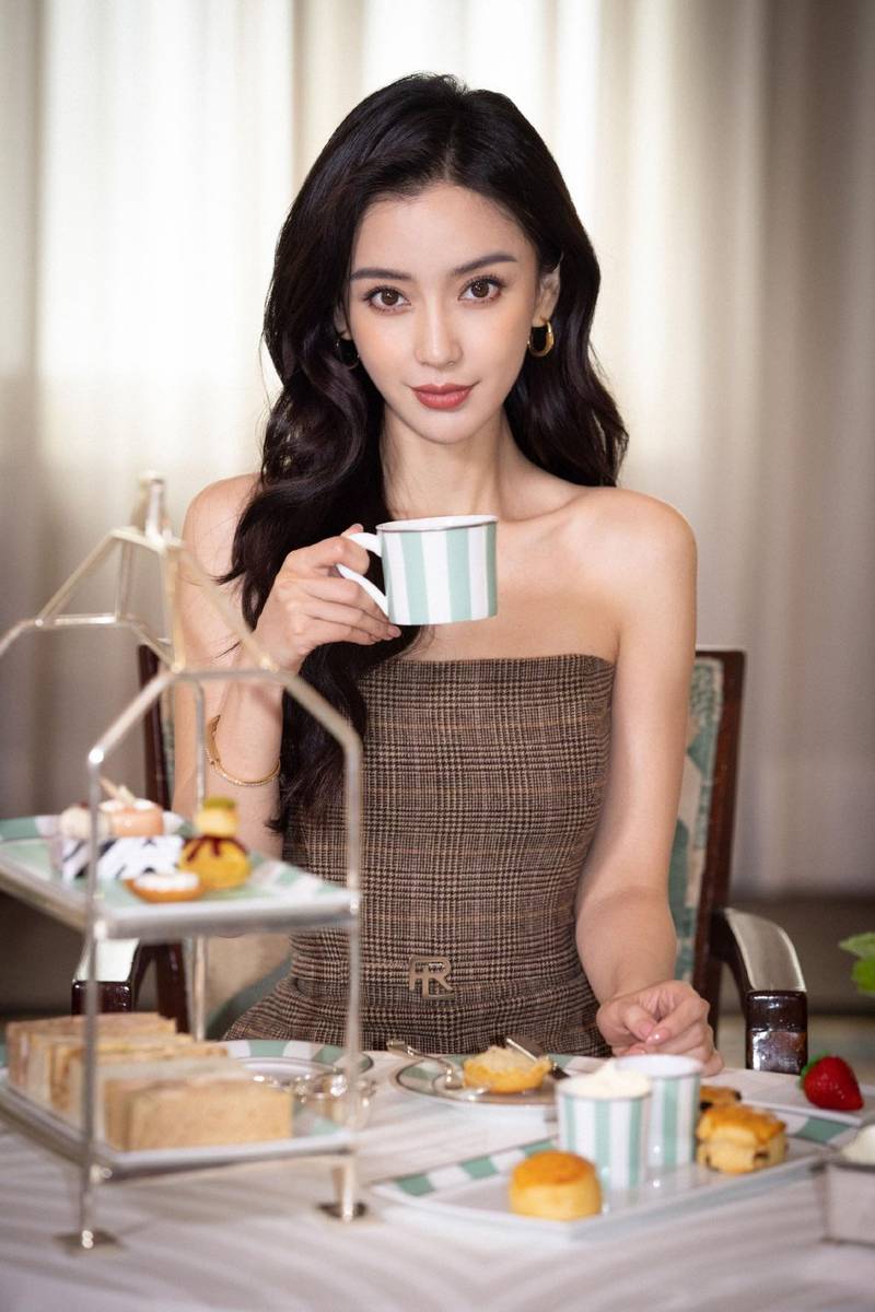 angelababy穿欧式裤装手捧咖啡玩转英伦时尚