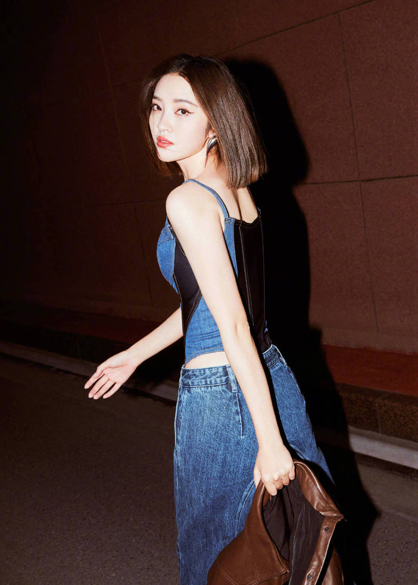 搜狐娱乐讯 近日,唐艺昕在个人社交平台晒出了一组照片,照片中她身穿