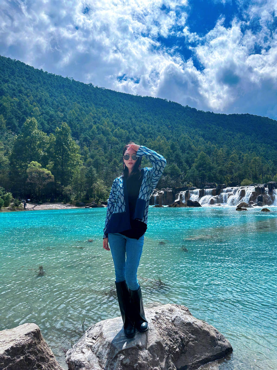 张馨予穿着休闲漫步碧水蓝天沐浴阳光灵动又明媚