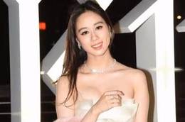 23岁何超欣现身时装秀 长发飘逸大秀身材