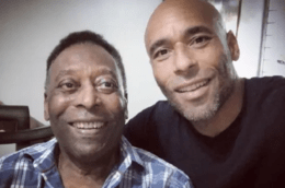 贝利儿子发布与父亲牵手照：与贝利分享力量