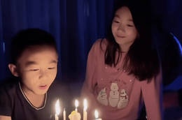 李小鹏为7岁儿子庆生 一家四口其乐融融