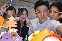 陆毅晒一家四口合照 为女儿庆生