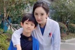 杨幂与《谢谢你医生》小演员合照温馨有爱