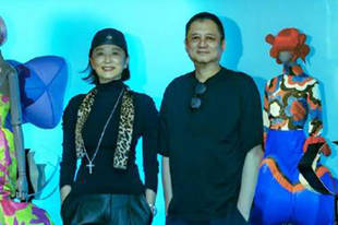 林青霞应邀出席时装展 与张叔平再度同框