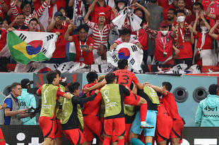 韩国球迷赛后疯狂庆祝 亚洲三队进军16强