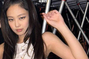 Jennie晒出对镜自拍照