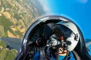 空军航空兵某部组织实弹射击训练