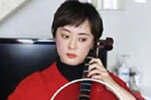 孙俪晒考大提琴照片 称脸烫像猴屁股