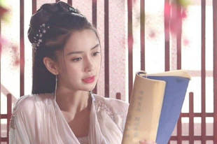 杨颖穿粉色古装气质淡雅 脸上血痕楚楚可怜