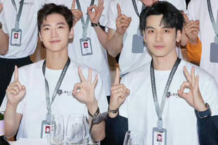 杨洋军艺同学聚会全记录视频 现场超有爱