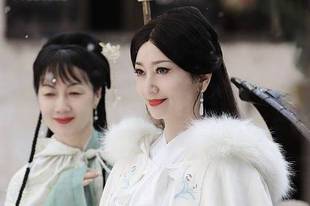 梦回白娘子！赵雅芝穿一袭白衣气质古典优雅