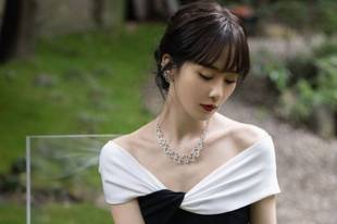 刘诗诗生图曝光 着长裙露锁骨肩颈线优越