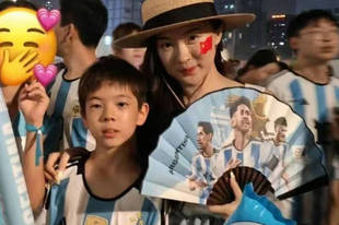 霍思燕带嗯哼现场看球 嗯哼激动尖叫超可爱