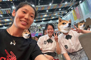 朱婷回国首度现身 笑容满面跟小球迷合影