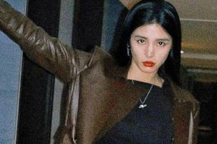 前女足国门拍摄写真 烈焰红唇彰显不羁本色