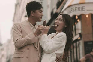 马国明汤洛雯巴黎婚纱照释出 互喂雪糕好浪漫