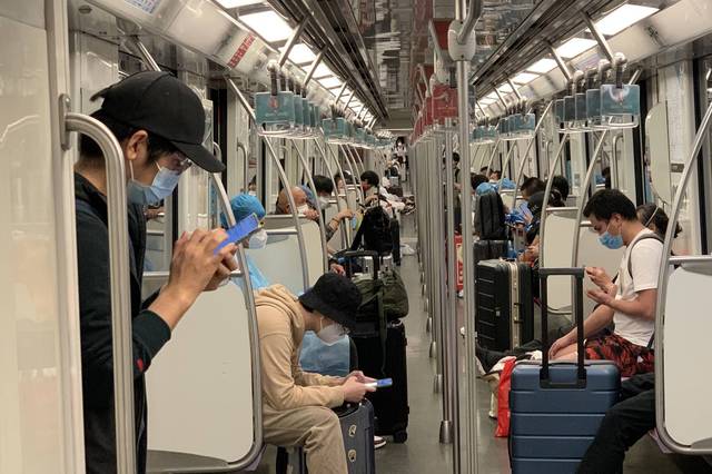 上海地铁10号线开启 乘客大多带着行李箱