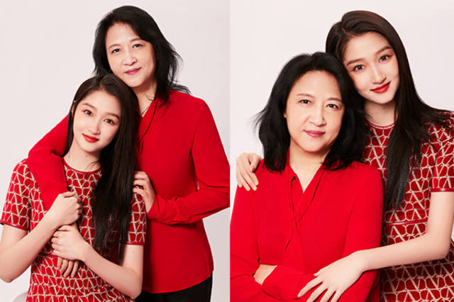关晓彤晒和妈妈新春合影 红色印花裙造型好喜庆