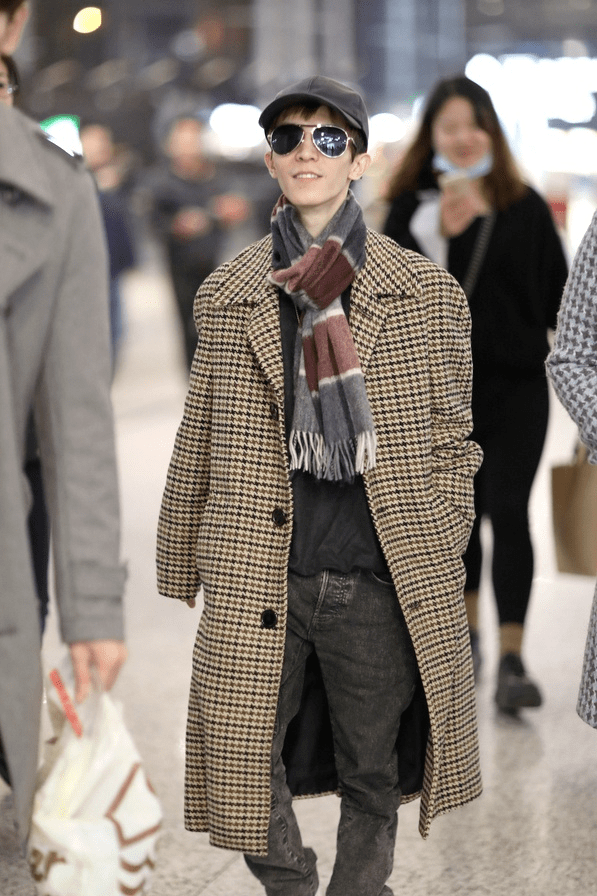 郭敬明也是时髦精穿格子风衣走机场气场强大显高级感