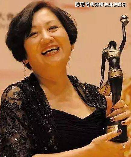 但鲍姐却一改从前乖乖女的形象,一概不理,最终和方平喜结连理.