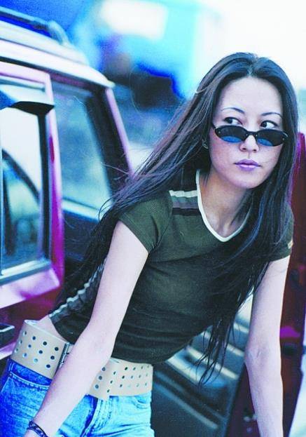 男友被王菲抢走,丈夫因抑郁症离世,今48岁仍是孤身一人_姜昕